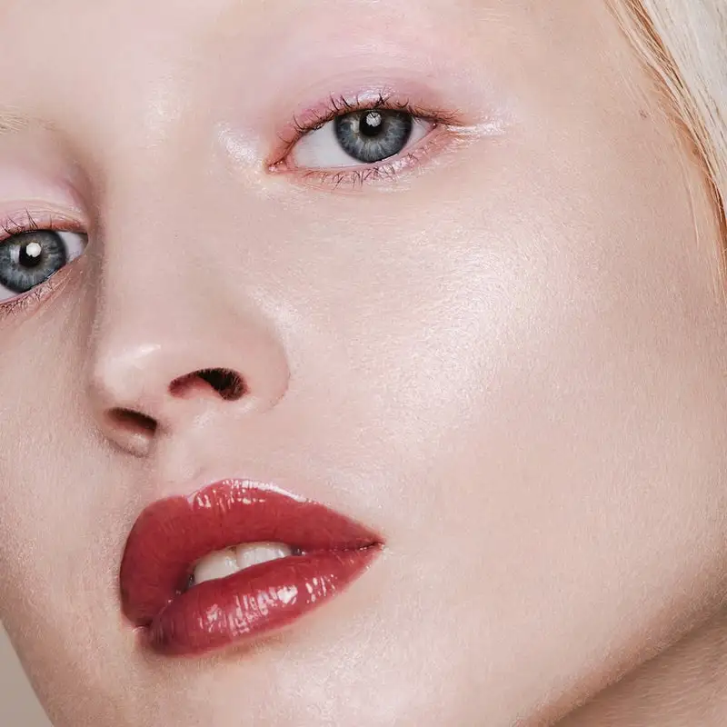 MÀDARA MÀDARA Glossy Venom Lip Gloss #75 VEGAN RED 5 MÀDARA MÀDARA Glossy Venom Lip Gloss #75 VEGAN RED - Bilde 3